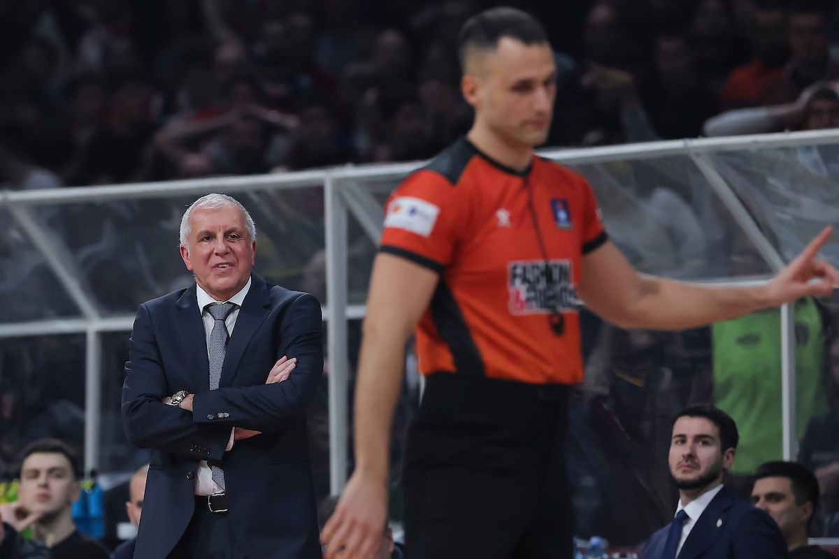 Partizan žestoko oštećen protiv Crvene zvezde, Obradović reagovao: "Ovo se događa već tri godine..." Partizan žestoko oštećen protiv Crvene zvezde, Obradović reagovao: "Ovo se događa već tri godine..."