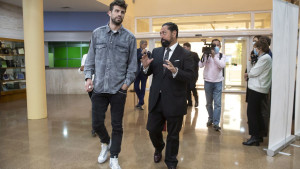 Barcelona duguje Gerardu Piqueu 50 miliona eura