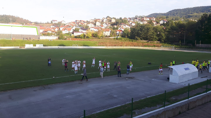 Liga bez briga: Navijači dva puta utrčavali u teren, sukobili se sa sudijama i gostujućim igračima