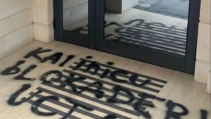 Srpsku zvijezdu dočekala brutalna poruka mržnje na ulazu u zgradu - 15. mart mu ne opraštaju!