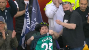 Eriksen vidio navijača u kolicima i prišao mu, a onda su reagovali navijači Tottenhama