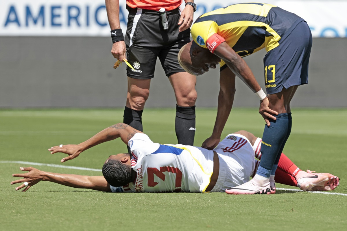 Pogibeljan, surov... Crveni karton Valencije glavni je hajlajt večeri na Copa Americi Pogibeljan, surov... Crveni karton Valencije glavni je hajlajt večeri na Copa Americi