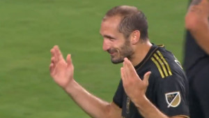 Giorgio Chiellini šutirao na gol pa se i sam počeo smijati zbog onog što je napravio