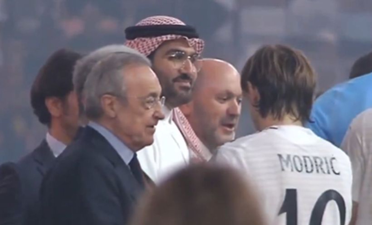 Utučeni Modrić čekao da uzme medalju i "pobjegne", pa kamera snimila šta mu je Perez šapnuo na uho Utučeni Modrić čekao da uzme medalju i "pobjegne", pa kamera snimila šta mu je Perez šapnuo na uho