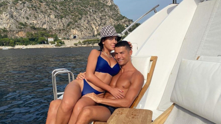 Fotografija o kojoj se priča: Šta to Ronaldo i Georgina kriju?
