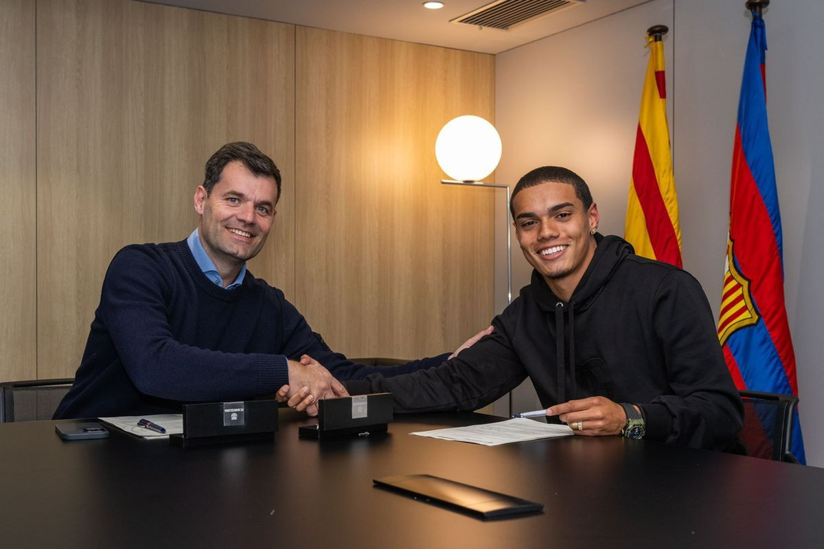 Ne, nije riječ o Barceloni: Fanovi u nevjerici nakon što je Ronaldinhov sin potpisao za novi klub Ne, nije riječ o Barceloni: Fanovi u nevjerici nakon što je Ronaldinhov sin potpisao za novi klub