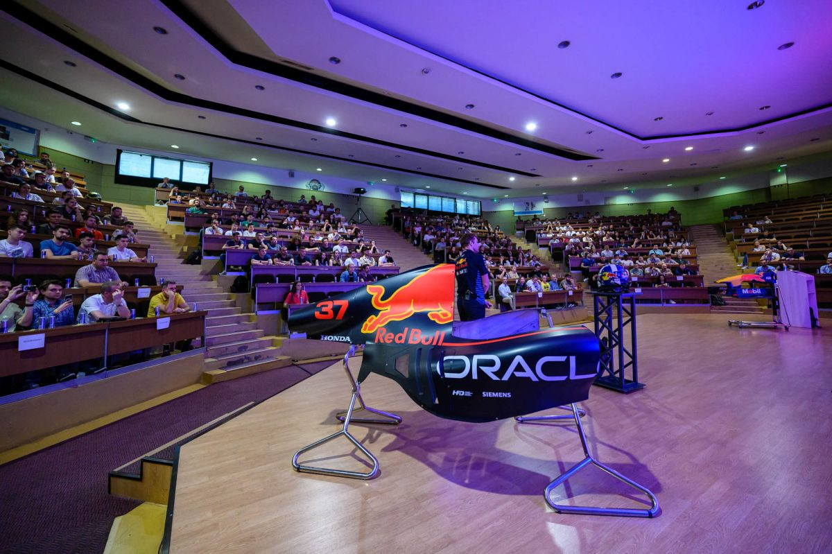 Tim Red Bull Racinga posjetio Mašinski fakultet i održao predavanje studentima, upaljen bolid RB7 Tim Red Bull Racinga posjetio Mašinski fakultet i održao predavanje studentima, upaljen bolid RB7