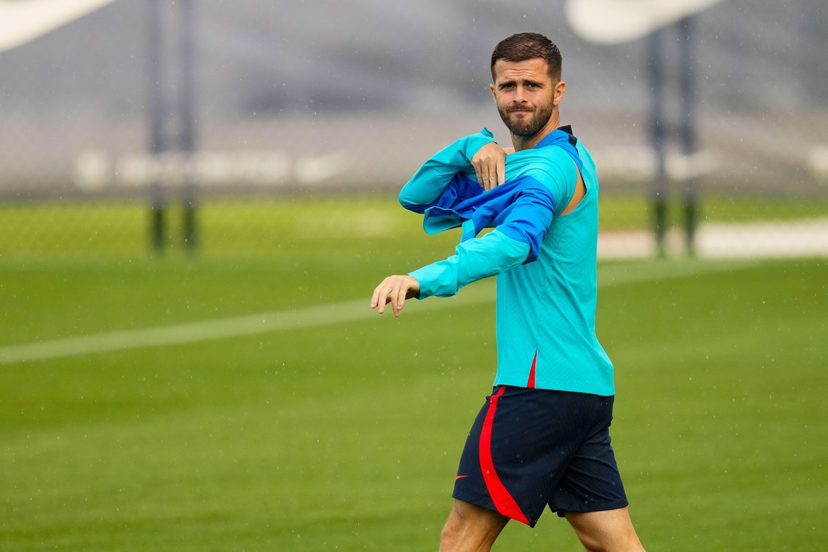 Miralemu Pjaniću sutra na račun stiže uplata iz Barcelone Miralemu Pjaniću sutra na račun stiže uplata iz Barcelone