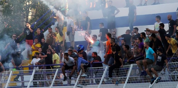 Navijači Olympiakosa izazvali nerede na meču Ionikos - AEK