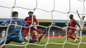 Liverpool rutinski protiv Leedsa, meč obilježila teška povreda Elliotta