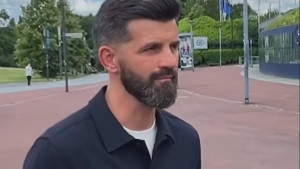Danas je u 13:57 BiH dobila svog najskupljeg trenera ikad, došao s cvijetom Srebrenice na potpis