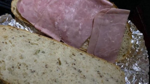 Sendvič sramote o kojem bruji Evropa: Nisu li djevojke zaslužile barem malo bolju večeru?