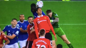 Ten Hag ga uveo u 93. minuti, a njegov prvi kontakt s loptom je spasio Manchester United