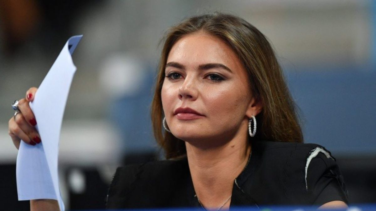 Prvi put se od početka rata u javnosti pojavila 30 godina mlađa Putinova ljubavnica Prvi put se od početka rata u javnosti pojavila 30 godina mlađa Putinova ljubavnica