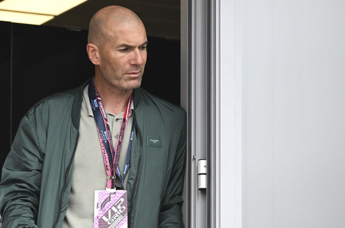 Zinedine Zidane vraća u život potonulog giganta: "Dovedite mi njih dvojicu iz Reala i dolazim!" Zinedine Zidane vraća u život potonulog giganta: "Dovedite mi njih dvojicu iz Reala i dolazim!"