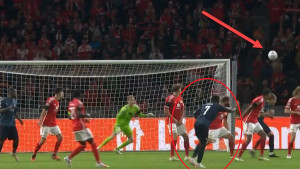 Nemoguć gol u Ligi prvaka: Lopta je išla daleko od gola, a onda "čudo neviđeno"