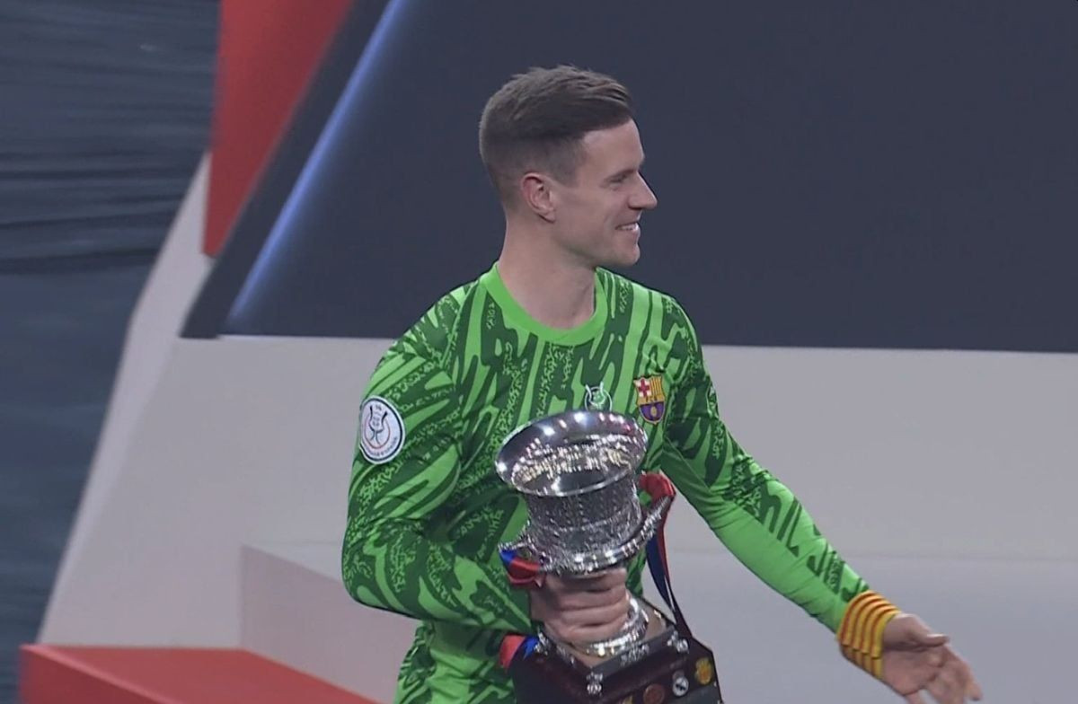 Ter Stegen ne igra već mjesecima, sinoć podigao trofej, ali doživio i neviđenu sramotu u Džedi Ter Stegen ne igra već mjesecima, sinoć podigao trofej, ali doživio i neviđenu sramotu u Džedi