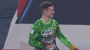 Ter Stegen ne igra već mjesecima, sinoć podigao trofej, ali doživio i neviđenu sramotu u Džedi