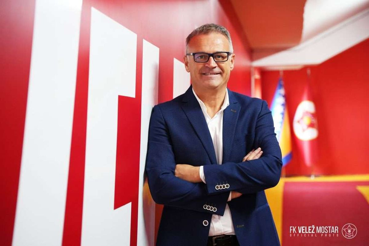 Buz: Velež je klub koji ima izuzetnu tradiciju i čiji su dres nosili velikani evropskog fudbala Buz: Velež je klub koji ima izuzetnu tradiciju i čiji su dres nosili velikani evropskog fudbala