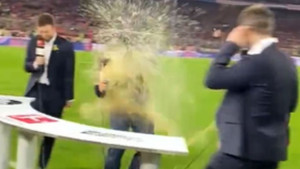 Thomas Muller "okupao" pivom legendu Bayerna tokom proslave nove titule