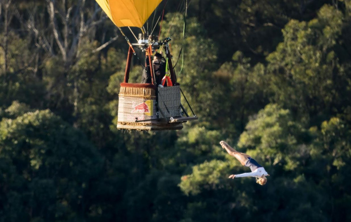 Cliff diving prvakinja skočila u jezero iz balona na vrući zrak
