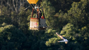 Cliff diving prvakinja skočila u jezero iz balona na vrući zrak