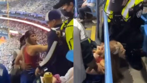 Nervozna djevojka udarila policajku na utakmici i napravila je grešku života