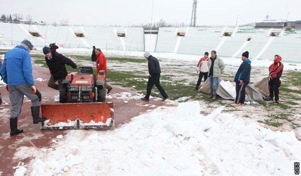 Čisti se snijeg sa tribina i terena koševskog stadiona