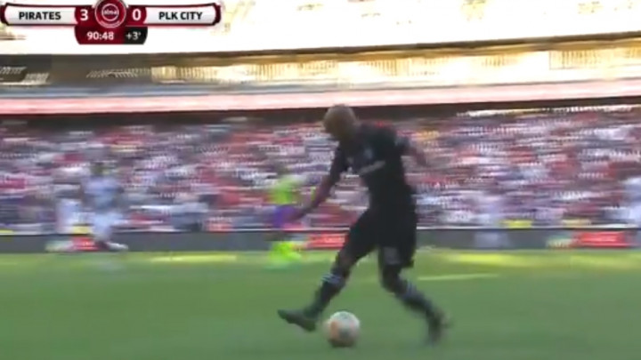 Šta uraditi kada tvoj tim vodi sa 3:0? Uzmeš loptu i kreneš driblati sam sebe!