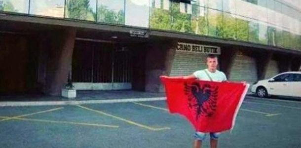 Provokacija: Sa albanskom zastavom ispred stadiona Partizana Provokacija: Sa albanskom zastavom ispred stadiona Partizana