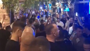 Nema spavanja, okupacija Beča je počela: "Jedna si jedina" ori se u poznatom lokalu