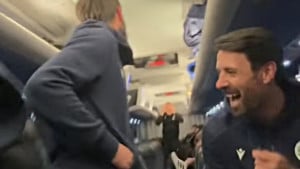 Ludnica u autobusu Zrinjskog, Štimac pivom časti igrače: "Ajmo, navali"