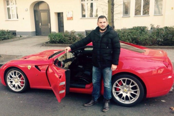 Muhamed Bešić počastio oca novim Ferrarijem