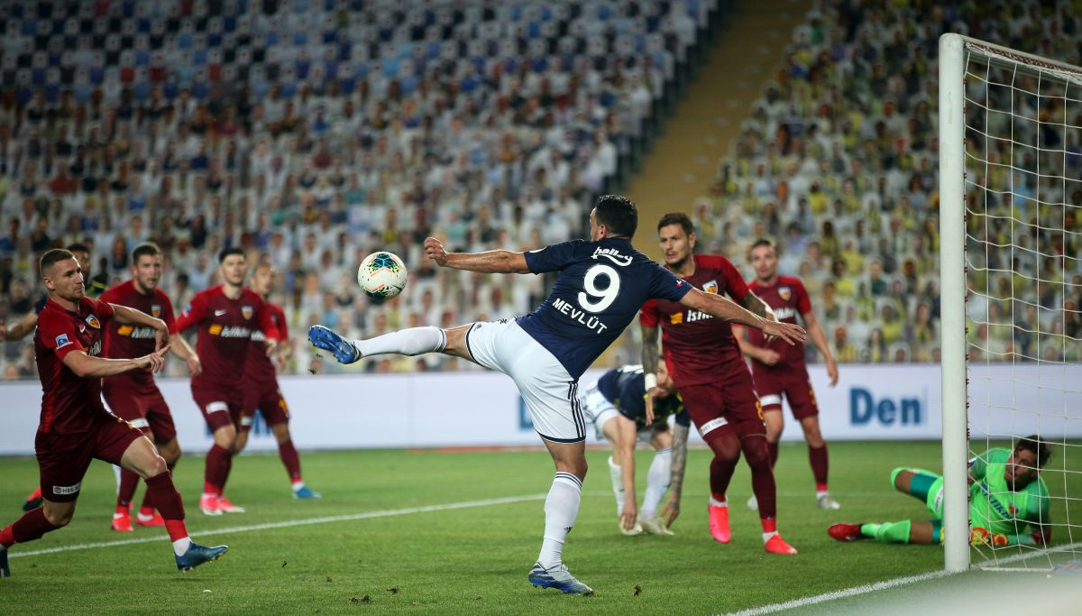 Pet golova i dva crvena kartona u derbiju između Fenerbahčea i Basaksehira