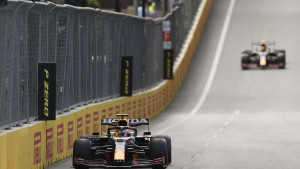 Verstappena izdala guma, Hamilton "promašio" krivinu, Perez slavio, Vettel na postolju