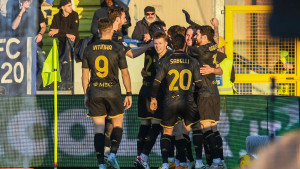 Svi su na kultnom stadionu ustali da isprate legendu, a on sada ide za Zagreb da pokrene Dinamo!