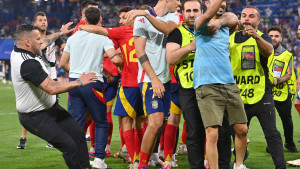Zaštitar od 120 kg sinoć je pregazio Moratu: Pred hotelom je vladao haos, pa se pojavio Alvaro