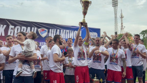 Fudbaleri Borca podigli šampionski pehar