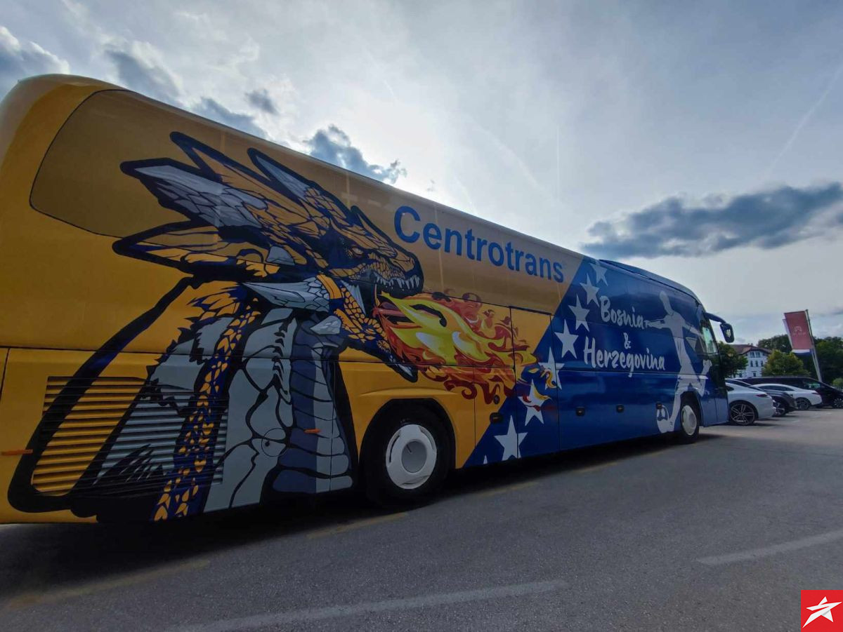 Zmaj koji riga vatru u prvom planu - Novi dizajn autobusa reprezentacije BiH je fenomenalan Zmaj koji riga vatru u prvom planu - Novi dizajn autobusa reprezentacije BiH je fenomenalan