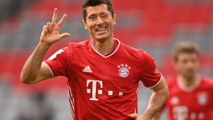 Hat-trick Lewandowskog i teška povreda Daviesa u pobjedi Bayerna