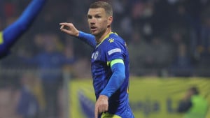Džeko saopštio da napušta Fenerbahce, a onda su navijači Hajduka i Željezničara krenuli u akciju!