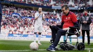 Scena koja lomi srce: Bivši Barcin trener u kolicima izašao na stadion, a onda je ugledao loptu