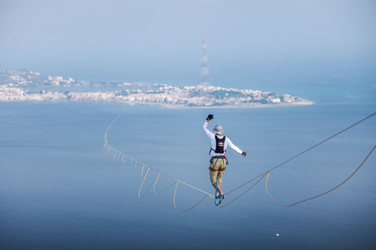 Nevjerovatni Roose nastavlja pisati historiju, prošetao slacklineom između kopna Italije i Sicilije Nevjerovatni Roose nastavlja pisati historiju, prošetao slacklineom između kopna Italije i Sicilije