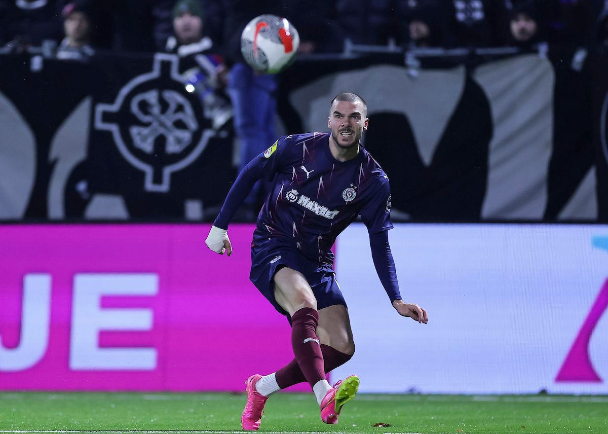 Bivše zvijezde Premijer lige srušile Partizan, navijači crno-bijelih drvljem i kamenjem na Mujakića Bivše zvijezde Premijer lige srušile Partizan, navijači crno-bijelih drvljem i kamenjem na Mujakića