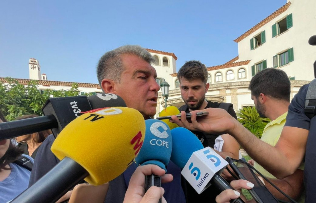 Laporta bacio u trans navijače Barcelone i otkrio koje igrače će klub predstaviti iduće sedmice