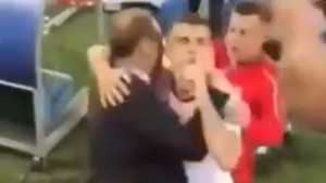 Pojavio se snimak verbalnog obračuna Xhake i navijača Srbije