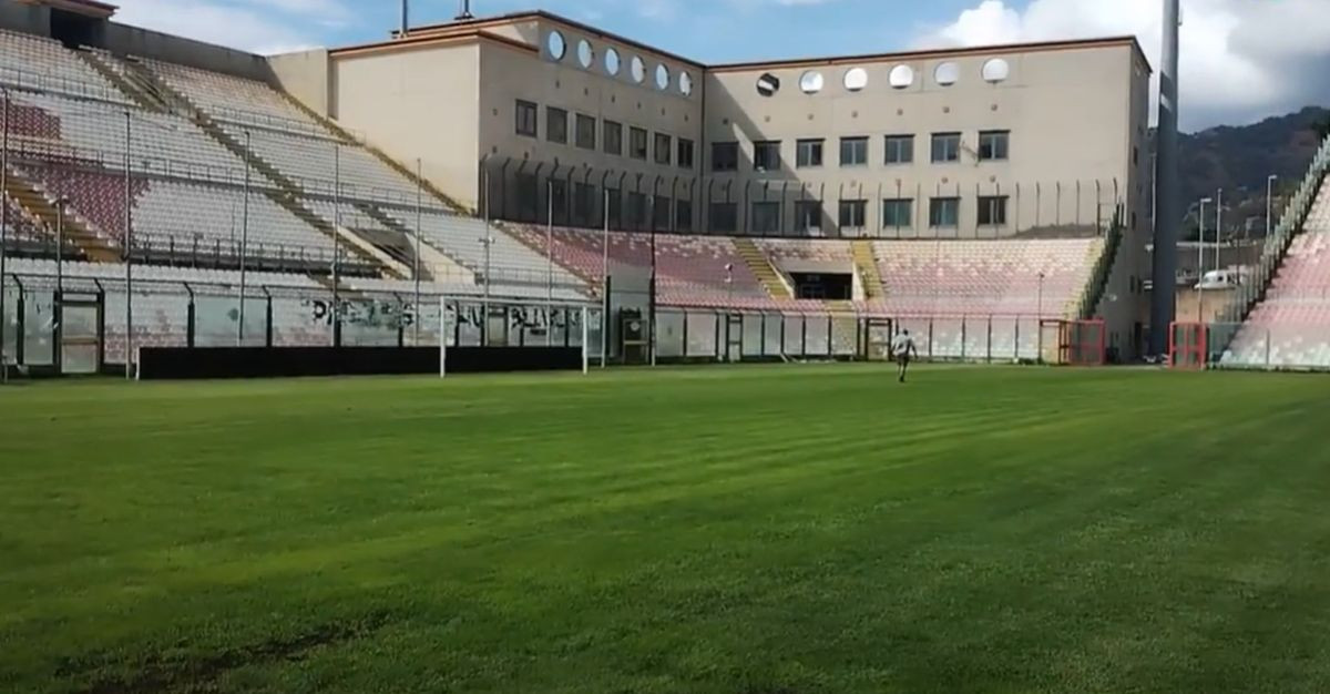Trava uništena, tribine oronule, nikoga briga nije: Mister s juga - stadion koji danas izaziva tugu Trava uništena, tribine oronule, nikoga briga nije: Mister s juga - stadion koji danas izaziva tugu