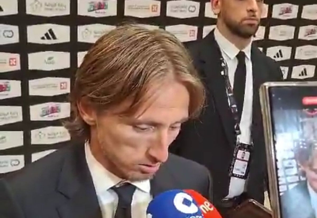 Luka Modrić se pojavio pred novinarima, pa poslao poruku navijačima Reala: "To nije lijepo" Luka Modrić se pojavio pred novinarima, pa poslao poruku navijačima Reala: "To nije lijepo"