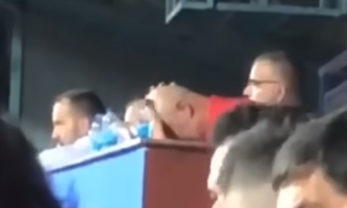 "Čudno" ponašanje Tegeltije snimila kamera navijača: Pogodila ga je loša igra ili nešto drugo? "Čudno" ponašanje Tegeltije snimila kamera navijača: Pogodila ga je loša igra ili nešto drugo?