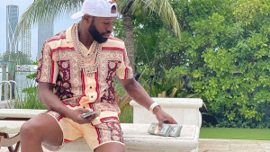 On zaista misli da je toliko bitan? Mayweather traži nestvarnu cifru za povratak u ring